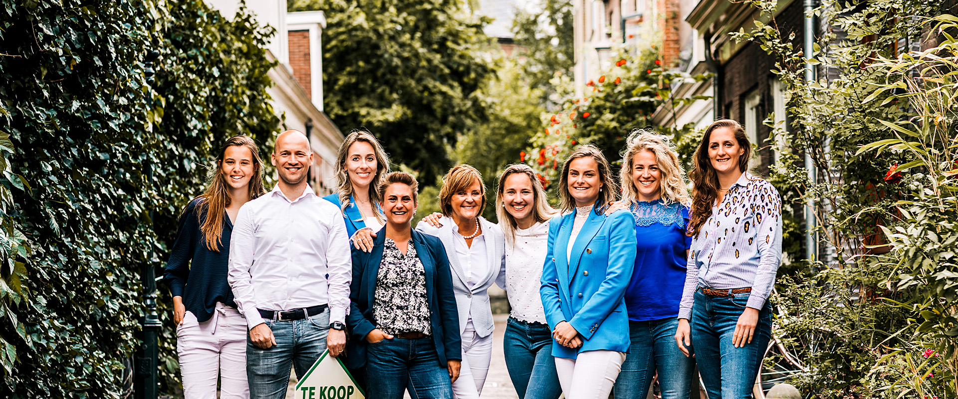 overspaern-makelaardij-haarlem-en-omgeving-aankoop-verkoop-taxatie-nieuwbouw-groepsfoto-2022-header-1
