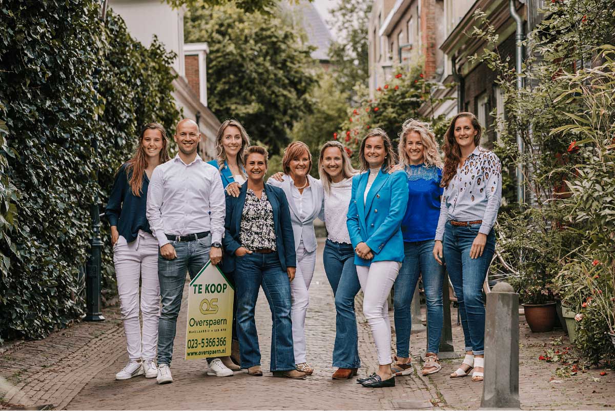 overspaern-makelaardij-haarlem-en-omgeving-aankoop-verkoop-taxatie-nieuwbouw-groepsfoto-2022-v2-3